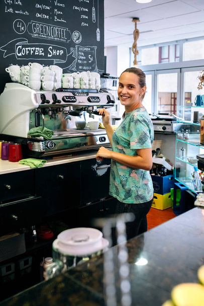Kobieta barista przygotowuje ekspres do kawy - Zdjęcie, obraz