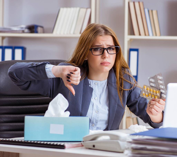 Businesswoman employee sick in the office - Foto, imagen