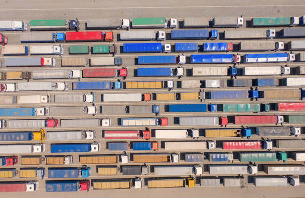 Contexto, textura ou padrão. Uma enorme fila de caminhões na fronteira ou terminal. Vista aérea. - Foto, Imagem