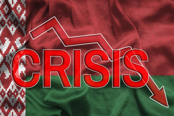Herfstgrafiek en woordcrisis op de achtergrond van de vlag van Belarus. Economische crisis en recessie in Belarus. 3d illustratie - Foto, afbeelding