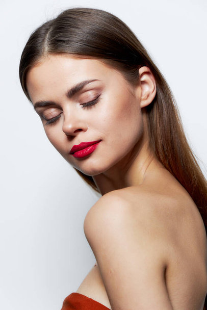Chica hombros desnudos ojos cerrados labios rojos piel clara aspecto natural  - Foto, Imagen