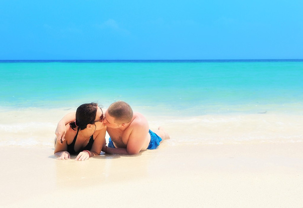 φιλιά ζευγάρι στην παραλία. - Φωτογραφία, εικόνα