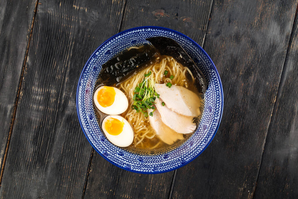 Японский суп из лапши шио-рамен - Фото, изображение