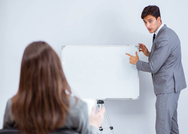 Бизнес-презентация в офисе с мужчиной и женщиной - Фото, изображение