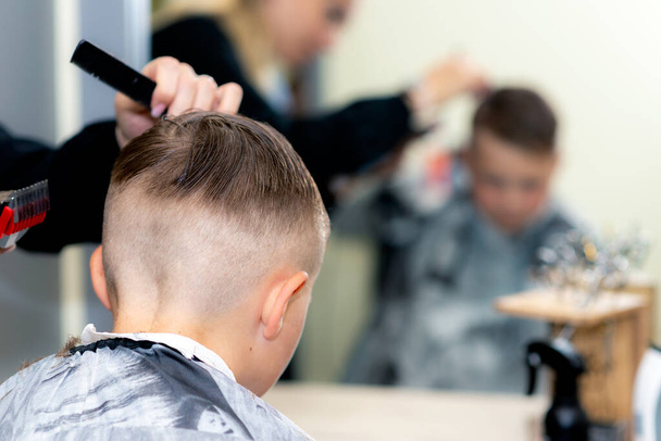 Kafkasyalı Amerikalı güzel okul çocuğu saç kesimini parlak modern berber dükkanında kapatın.. - Fotoğraf, Görsel