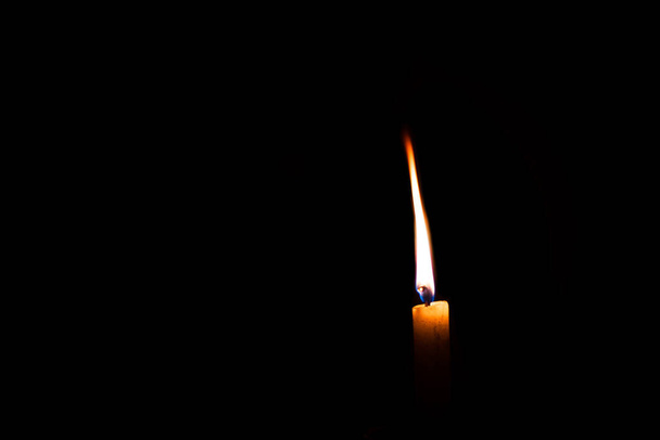 candela di cera bianca che brucia al buio isolato con copyspace - Foto, immagini