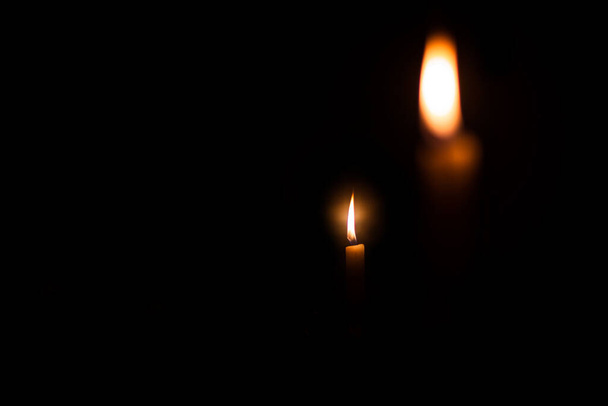 bílá vosková svíčka hořící ve tmě izolované s copyspace - Fotografie, Obrázek