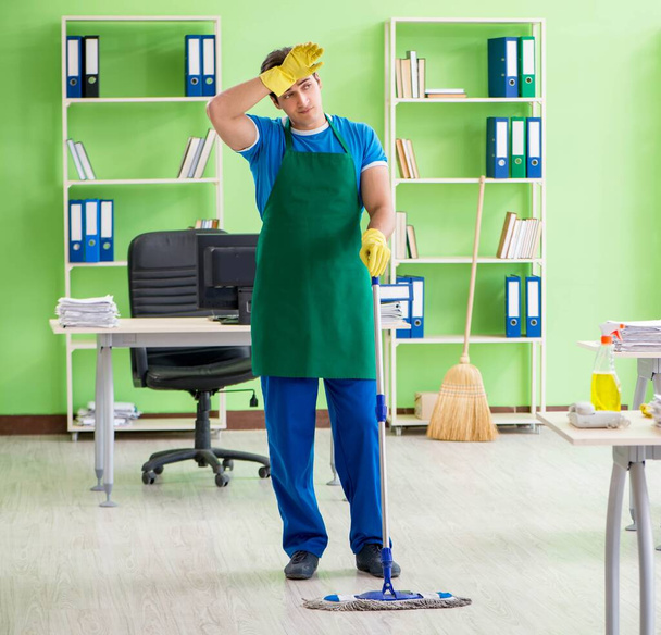 Mies komea ammatillinen siivooja tekee moppaus toimistossa - Valokuva, kuva