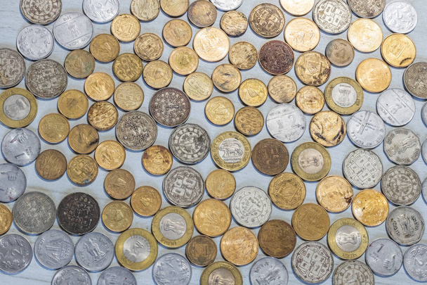 Золотые и серебряные монеты Непала. - Фото, изображение