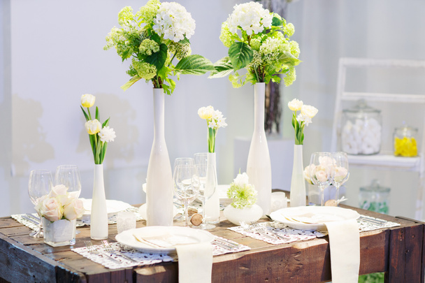 κομψό τραπέζι σε μαλακό κρέμα για γάμο ή κόμμα εκδήλωση. - Φωτογραφία, εικόνα