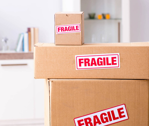 Entrepreneur de transport avec boîtes fragiles - Photo, image