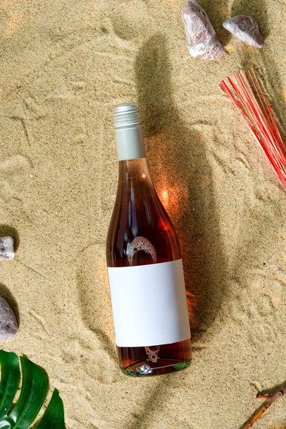 Mockup wijnfles op een strand. - Foto, afbeelding