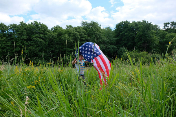 Vacanza patriottica.Ragazzo con bandiera americana.USA festeggia il 4 luglio. - Foto, immagini