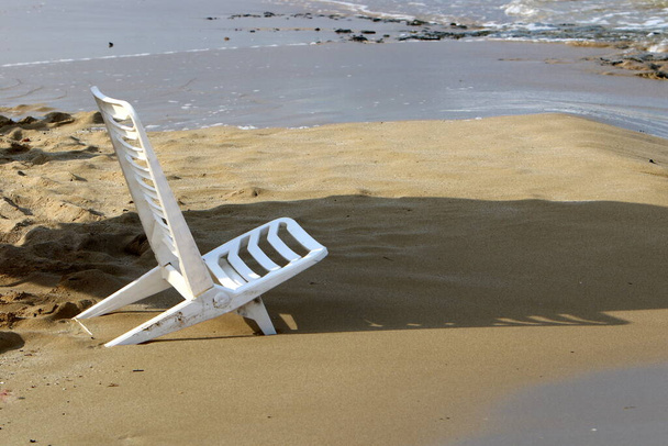 イスラエル北部の地中海沿岸の都市ビーチに椅子が立ち  - 写真・画像