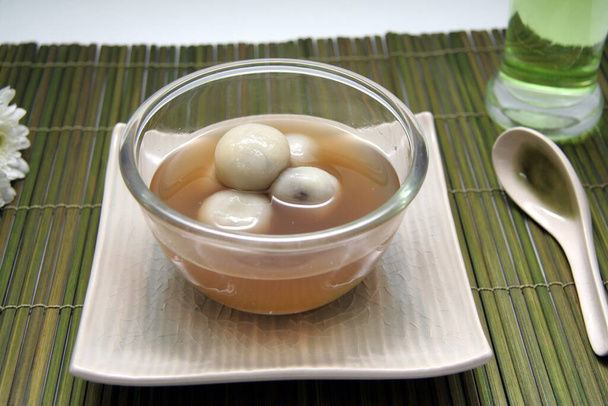 Клейкие рисовые шарики в сладком имбирном супе - Фото, изображение
