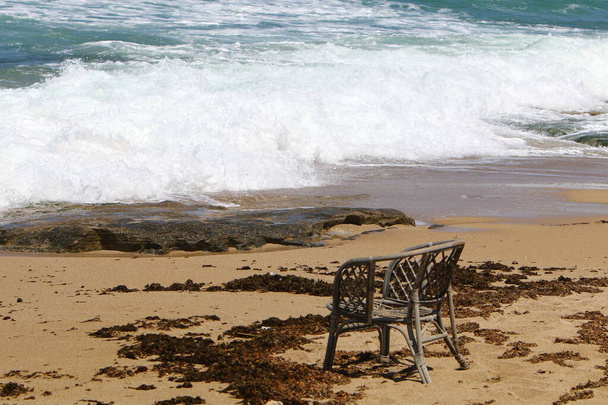 イスラエル北部の地中海沿岸の都市ビーチに椅子が立ち  - 写真・画像