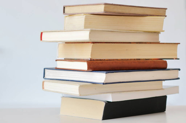 Beyaz arkaplan üzerine kitap yığını. Kitaplı, okullu, kütüphaneli fotoğraf.. - Fotoğraf, Görsel
