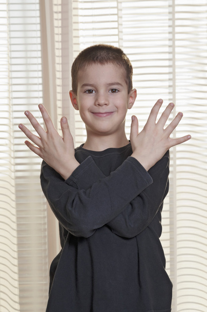 chlapec s překřížením rukou - Fotografie, Obrázek