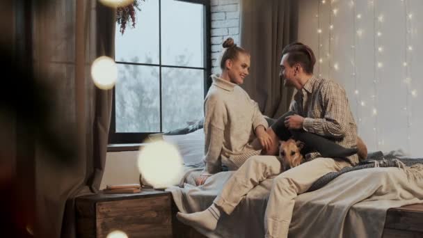 New Year. Young Couple In Cozy Apartment. Couple And Their Dog In Bed. - Filmagem, Vídeo