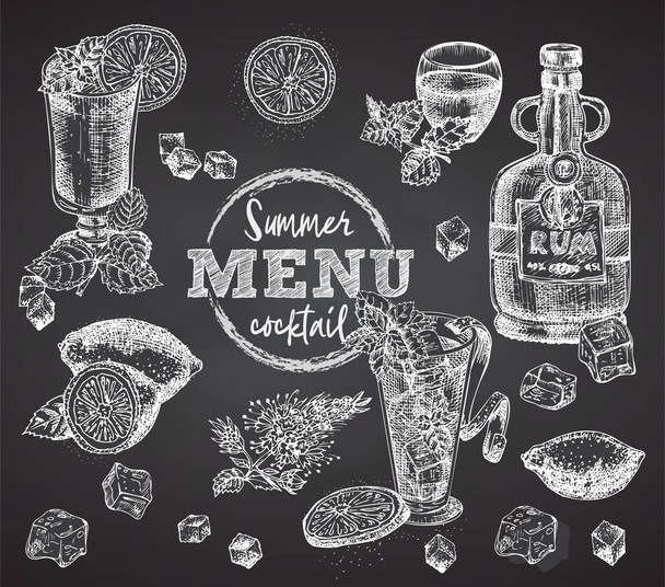 Σετ μπουκάλια Ρούμι, ποτήρια, μπέρμπον, μέντα, lime, limon, πάγο σε μαύρο φόντο πίνακα κιμωλία Vintage χειροποίητα σχέδιο μπαρ, εστιατόριο, καφέ μενού, φυλλάδιο, πανό, αφίσα στυλ χαρακτικής Γραφική τέχνη - Διάνυσμα, εικόνα