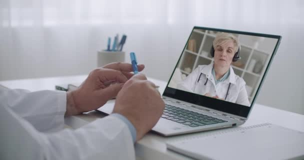 orvosi szakember tanul online, hallgatja és megtekinti előadását tapasztalt professzor az orvostudomány, női orvos arca a kijelzőn - Felvétel, videó