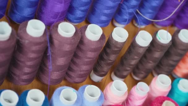 Huella de carretes multicolores de hilos de algodón en taller - Metraje, vídeo