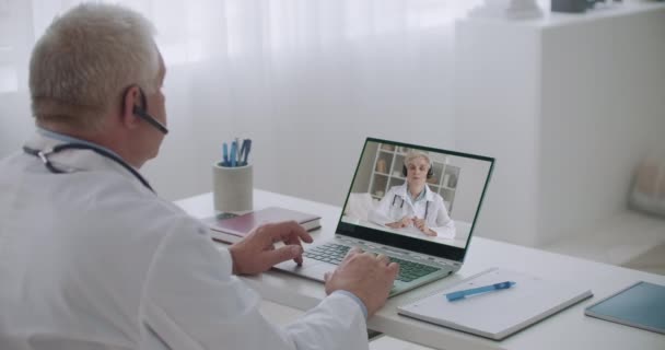 два врача общаются онлайн с помощью видеочата, технологии удаленной связи, дистанционного образования - Кадры, видео