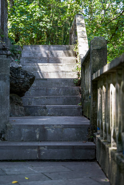 stare kamienne schody w parku - Zdjęcie, obraz