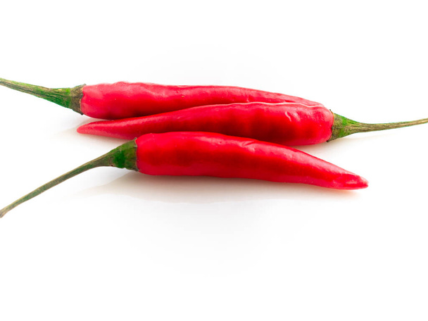 Τρεις κόκκινες μίνι πιπεριές τσίλι απομονωμένες σε λευκό φόντο - Φωτογραφία, εικόνα
