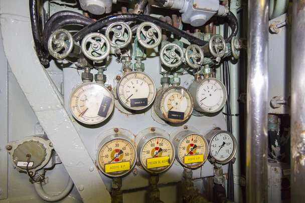 vanhan sukellusveneen säätö- ja ohjauspaneelit
 - Valokuva, kuva