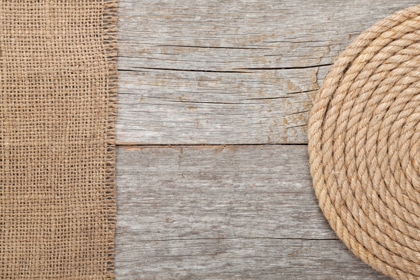 Ship rope on wood and burlap - Foto, imagen
