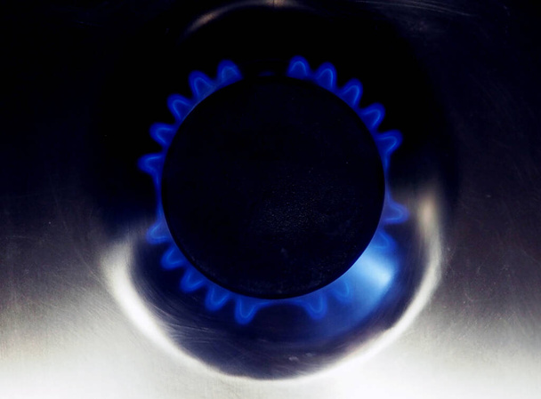 Gas natural quemando llamas azules - Foto, imagen