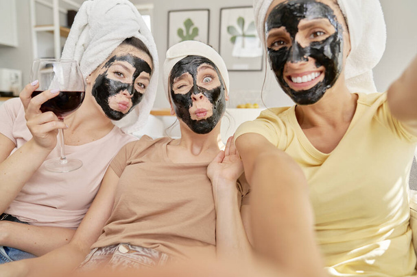 Drei Freunde machen Selfies mit Gesichtsmasken                                - Foto, Bild
