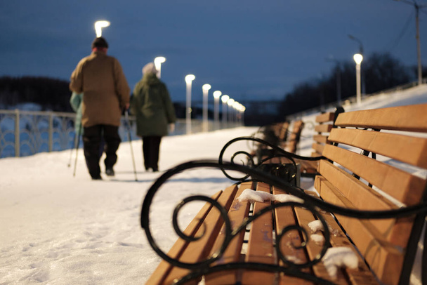 Ryhmä vanhuksia kävelee pitkin pengertä talvella. epätarkkoja ihmisiä - Valokuva, kuva