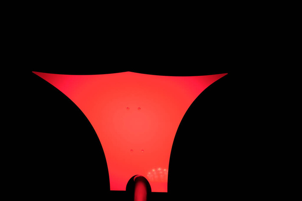 夜空を背景に赤い街灯。奇妙な形の街路灯 - 写真・画像
