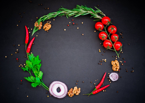 Cadre alimentaire rond avec piment, persil, tomates cerises, épices avec espace de copie - Photo, image