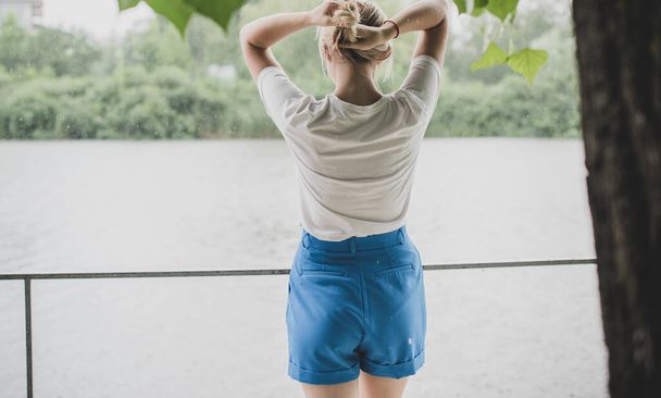 Natur, Sommerferien, Urlaub und Menschen-Konzept - junge blondhaarige Studentin in lässigem Stil träumt vom guten Leben und genießt den Moment - Foto, Bild