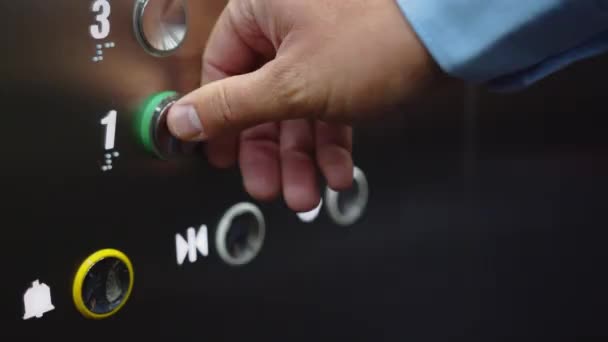 Αρσενικό χέρι πατώντας το κουμπί στο ασανσέρ - Πλάνα, βίντεο