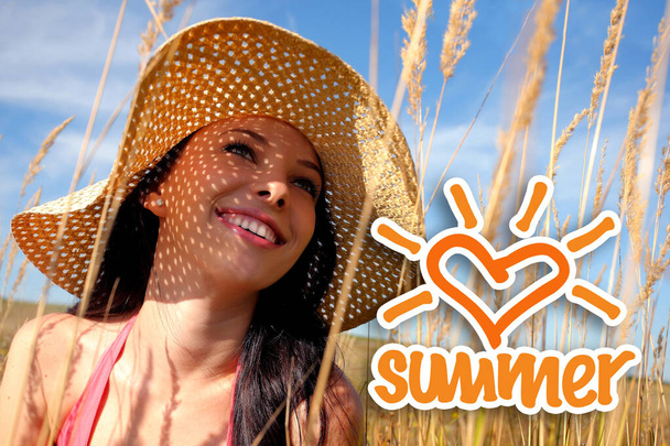 Retrato de uma jovem mulher usando um chapéu de sol - Foto, Imagem