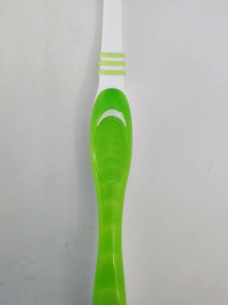 Bangalore, Karnataka / Inde 12 février 2020 : Gros plan sur une brosse à dents en plastique Oral-B de couleur verte neuve et inutilisée isolée dans un fond blanc - Photo, image