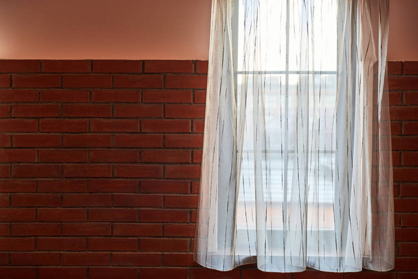 ロフトアパートの窓カーテン。現代の寝室の半透明の白いカーテン、コピースペース. - 写真・画像