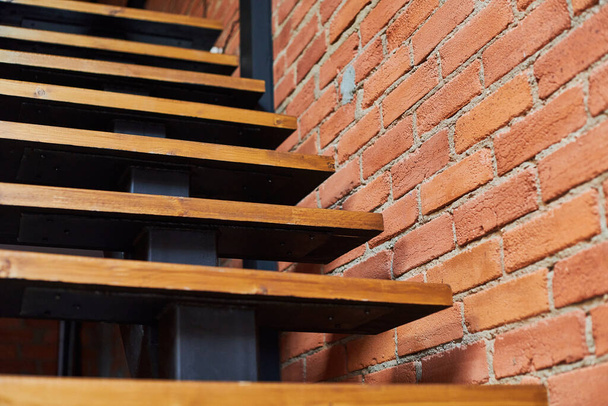 Lépcsők a tetőtéri lakásban. Lépcső korlát nélkül. Modern hipster stílusú tetőtéri lakás részletek. - Fotó, kép