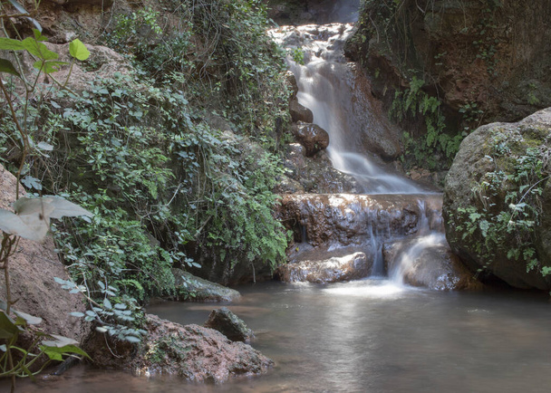 Quelle von La Rovira. Natürlicher Wasserfall in der Stadt Palleja, Baix Llobregat, Katalonien, Spanien. - Foto, Bild