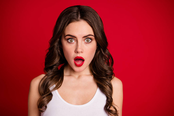 Closeup photo of pretty curly stupor lady crazy facial expression open mouth listen bad news not believe eyes wear white casual tank-top isolated red color background - Foto, Bild