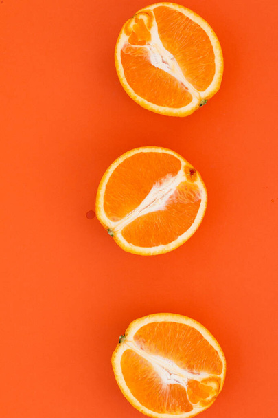 schijfje sinaasappel, monochrome afbeelding met lege ruimte voor tekst - Foto, afbeelding