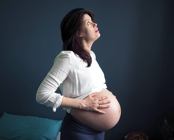 Zwangere vrouw thuis - Foto, afbeelding