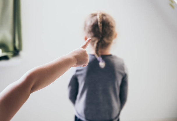 Un enfant intimidateur pointant du doigt une victime méconnaissable floue et parlant derrière le dos. Concept d'intimidation. - Photo, image