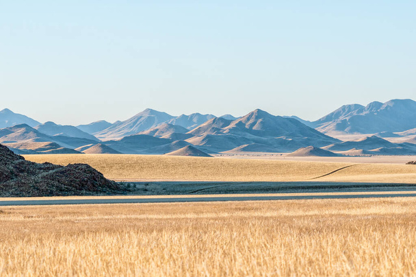 Güney Namibya 'da Koiimasis yakınlarında dağları olan manzara. - Fotoğraf, Görsel