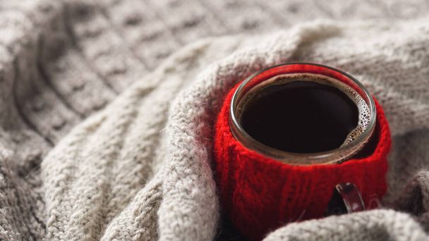 大きなスタイルのコーヒーカップ。寒い季節の家庭の快適さ。暖かくてミニマルなセーター - 写真・画像