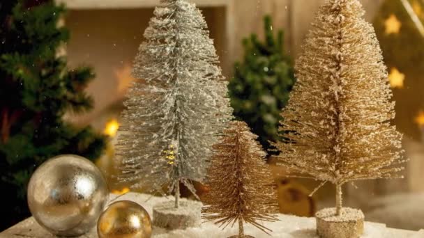 Съемки рождественских елок в новогодний сезон с эффектом снегопада - Кадры, видео